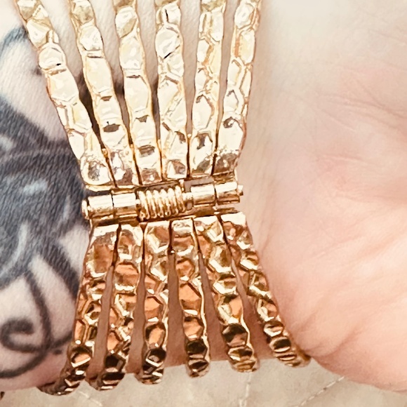 2/$20 Gold Tone Wide Bangle Bracelet w/Textured Design & Hinge Vintage - Picture 5 of 11